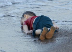 804444-le-corps-d-un-enfant-migrant-mort-noye-sur-une-plage-de-bodrum-au-sud-de-la-turquie-apres-le-naufrag